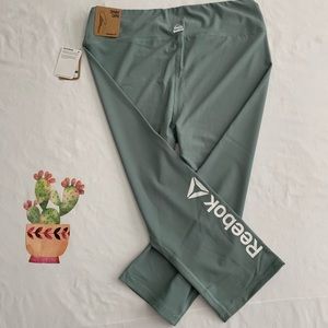 NWT Women Rebook Capri / Leggings Chinois Green XL